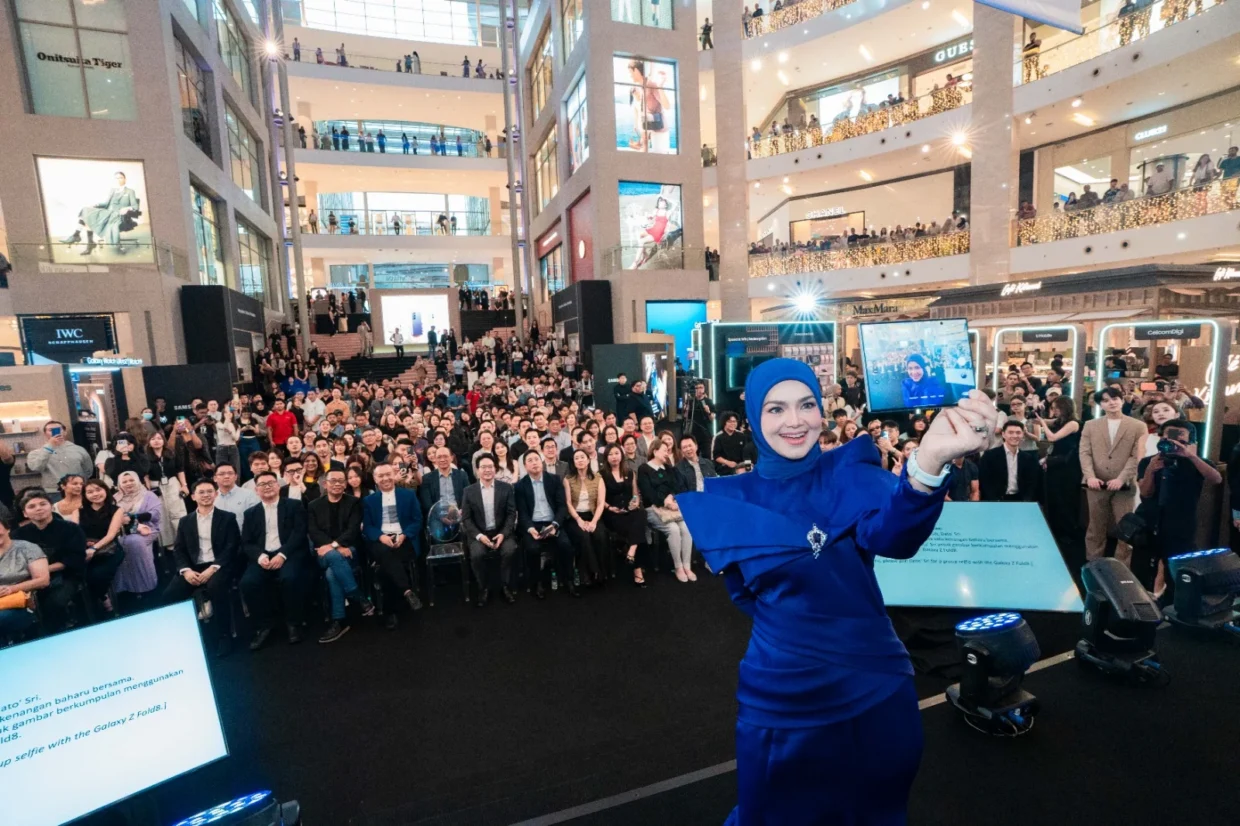 Siti Nurhaliza Pun Terjebak Dengan Galaxy Z Fold8
