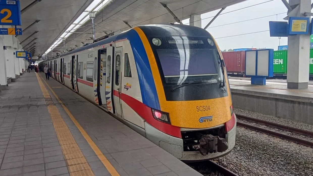 Naik Komuter Waktu Subuh