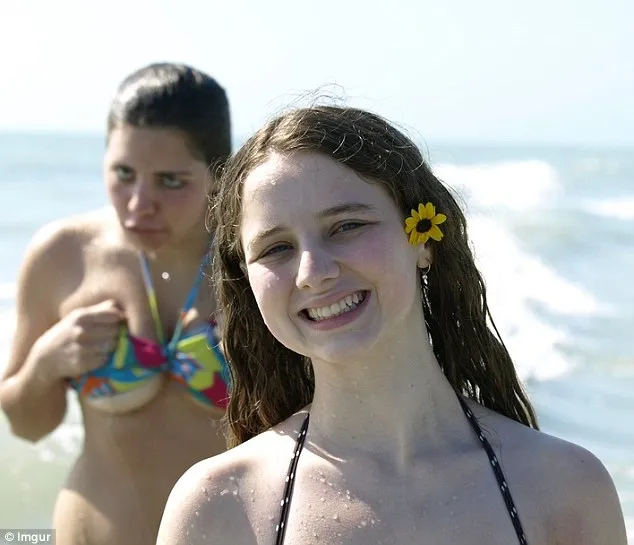 3cdc4a1700000578-4193128-the_woman_in_the_foreground_is_all_smiles_but_the_beach_goers_be-m-77_1486297741567