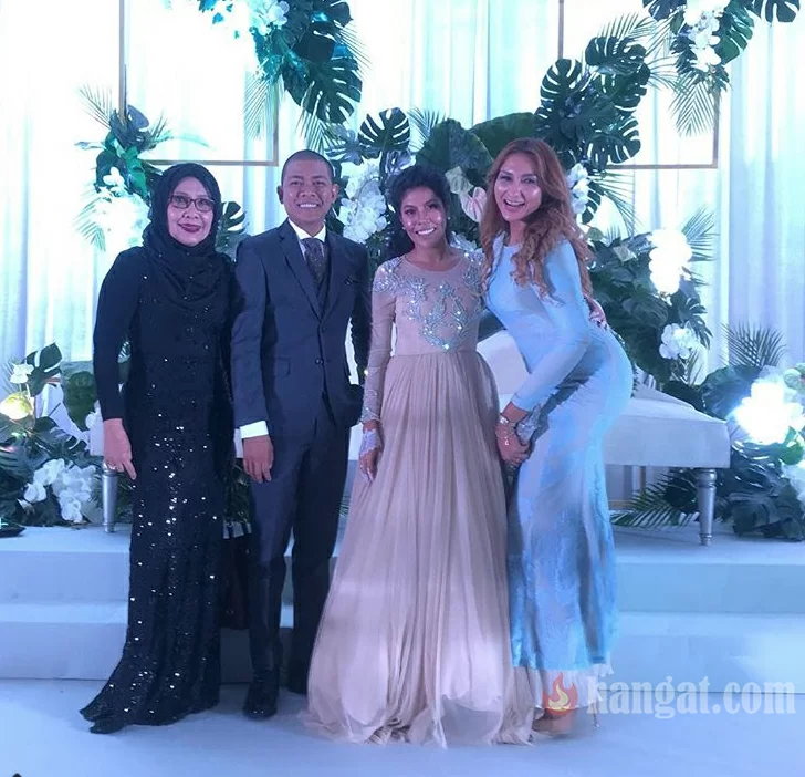 Normah Damanhuri dan Liana Rosli bersama pengantin